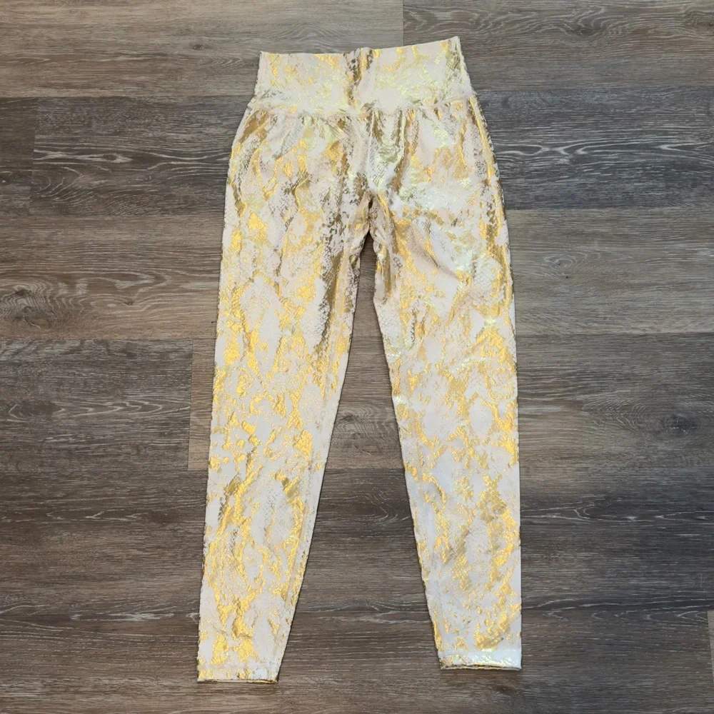 BuffBunny Leggings - Picture 3 of 11